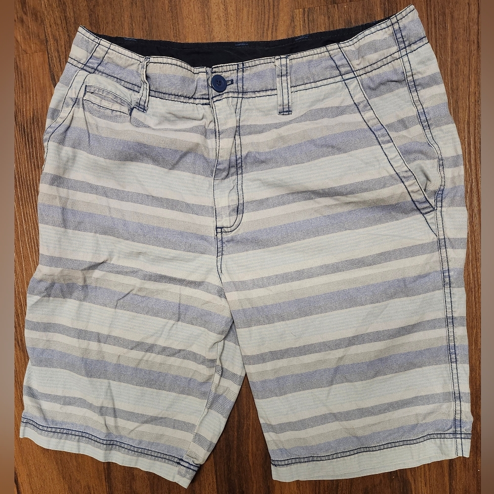Lot of 2 Pair Mens Shorts, Sz 32 & 33, In Very Gently Loved Condition w No Flaws - Picture 5 of 6